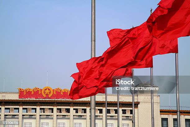Indicadores De Alerta En Frente Del Partido Comunista Emblema Foto de stock y más banco de imágenes de Arquitectura exterior