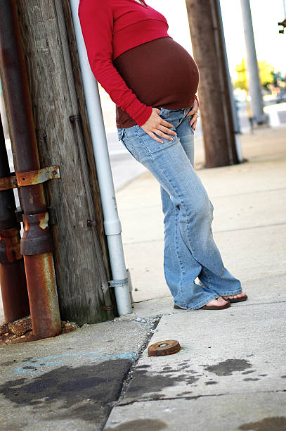 赤ちゃんのダウンタウン - teenage pregnancy human pregnancy abdomen women ストックフォトと画像