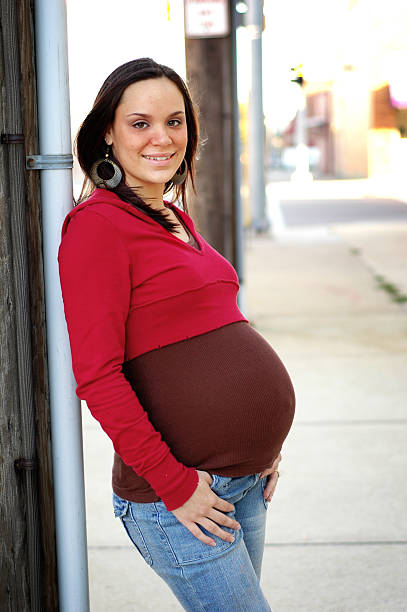 幸せな 10 代の妊娠 - teenage pregnancy human pregnancy abdomen women ストックフォトと画像