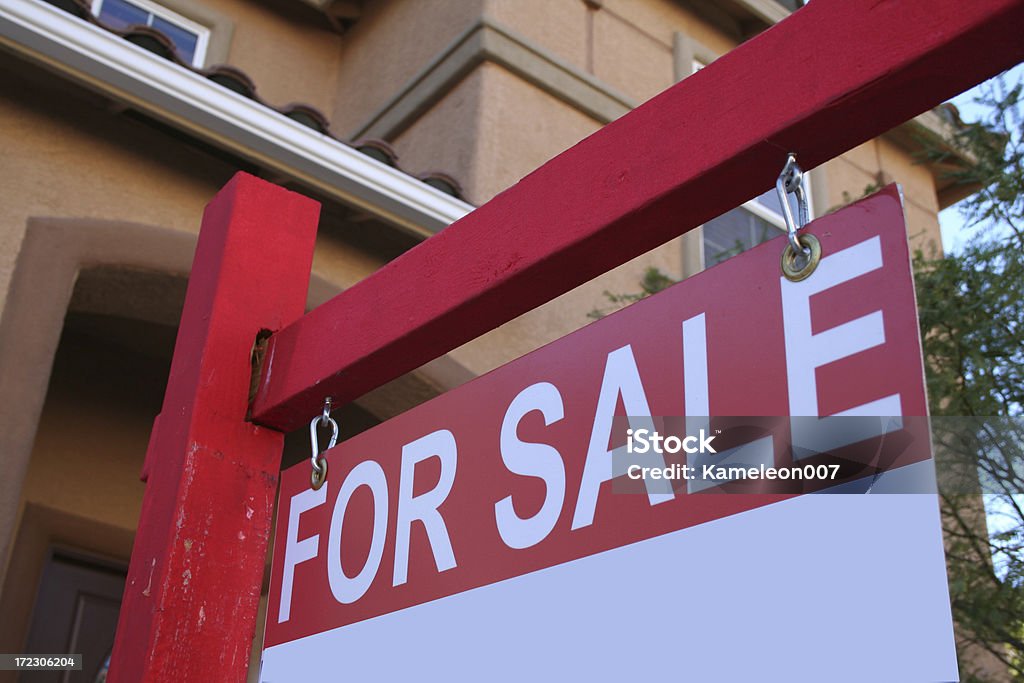 Immobiliare segno nella parte anteriore della casa - Foto stock royalty-free di Casa