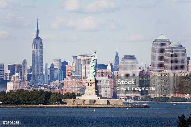 Na Panoramę Nowego Jorku - zdjęcia stockowe i więcej obrazów Biurowiec - Biurowiec, Budynek z zewnątrz, Fotografika