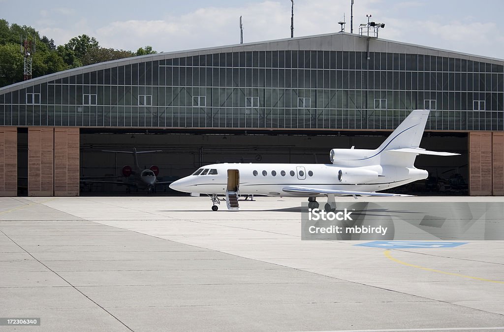 Oczekując na wejście na pokład samolotu - Zbiór zdjęć royalty-free (Hangar)