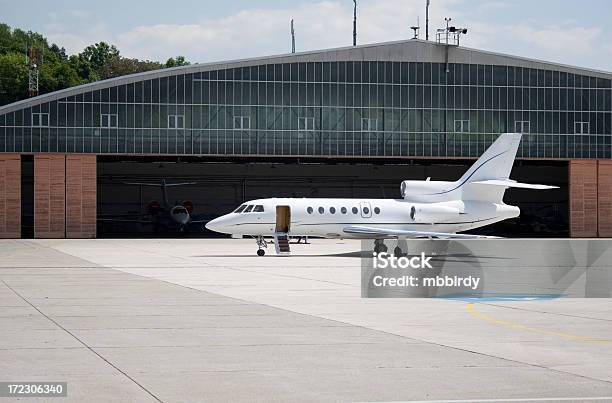 Oczekując Na Wejście Na Pokład Samolotu - zdjęcia stockowe i więcej obrazów Hangar - Hangar, Samolot komercyjny, Samolot prywatny