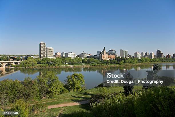 Centrum Saskatoon W Lecie - zdjęcia stockowe i więcej obrazów Biurowiec - Biurowiec, Broadway Bridge - Saskatoon, Brzeg rzeki