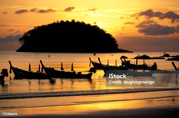 Photo libre de droit de Kata Coucher De Soleil Sur La Plage De Lîle De Phuket En Thaïlande banque d'images et plus d'images libres de droit de Asie