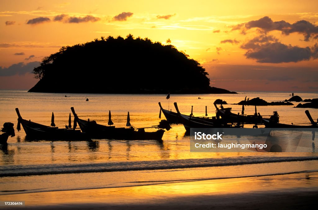 Ilha de phuket Tailândia kata praia ao pôr-do-sol - Foto de stock de Cultura Tailandesa royalty-free