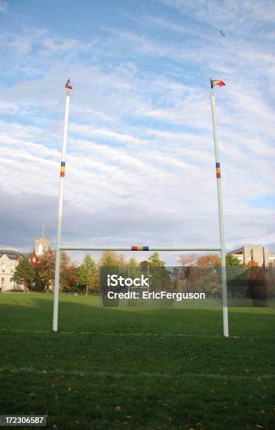 Foto de Traves De Futebol No Outono Nos Eua e mais fotos de stock de Campo de Futebol - Campo de Futebol, Campo de Futebol Americano, Campo esportivo