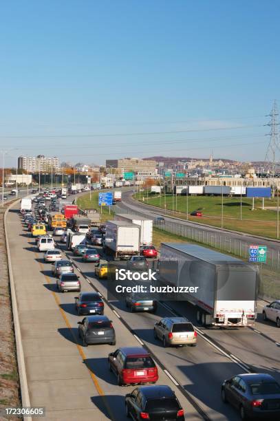 高速道路の交通状態でモントリオール市 - トラックのストックフォトや画像を多数ご用意 - トラック, 主要道路, Beat The Clock 英語の慣用句