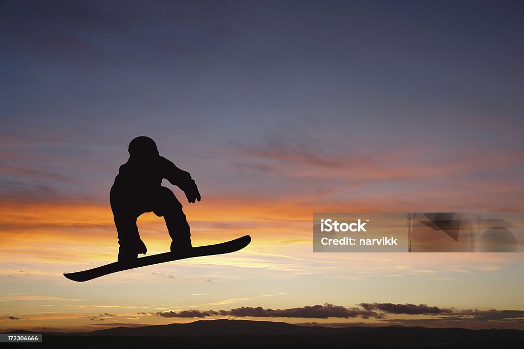 Silueta de un hombre en snowboard - Foto de stock de Silueta libre de derechos