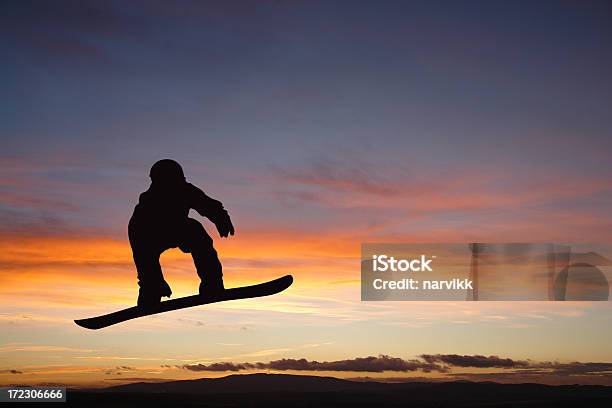 Photo libre de droit de Silhouette Dun Homme Sur Le Snowboard banque d'images et plus d'images libres de droit de Silhouette - Contre-jour - Silhouette - Contre-jour, Snowboard, Faire du snowboard