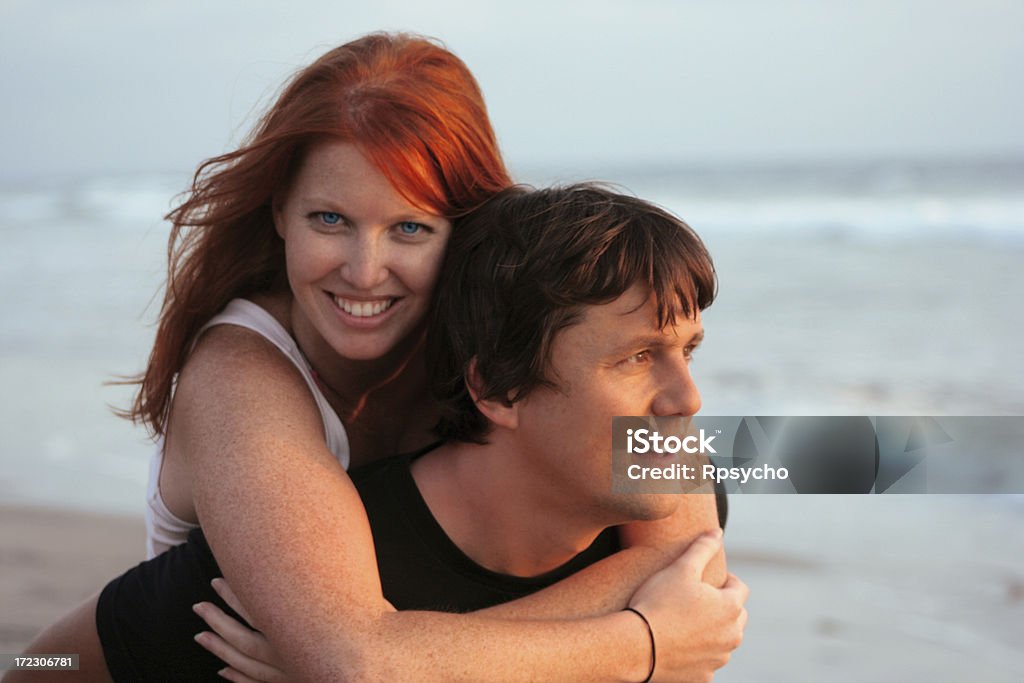 Coppia sulla spiaggia - Foto stock royalty-free di Abbracciare una persona
