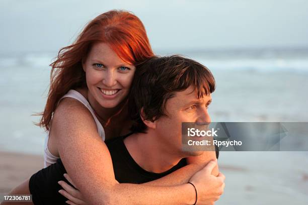 Coppia Sulla Spiaggia - Fotografie stock e altre immagini di Abbracciare una persona - Abbracciare una persona, Acqua, Adulto