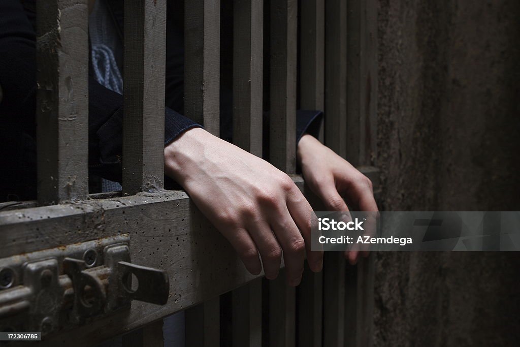 Donna in gabbia 3 - Foto stock royalty-free di Prigione