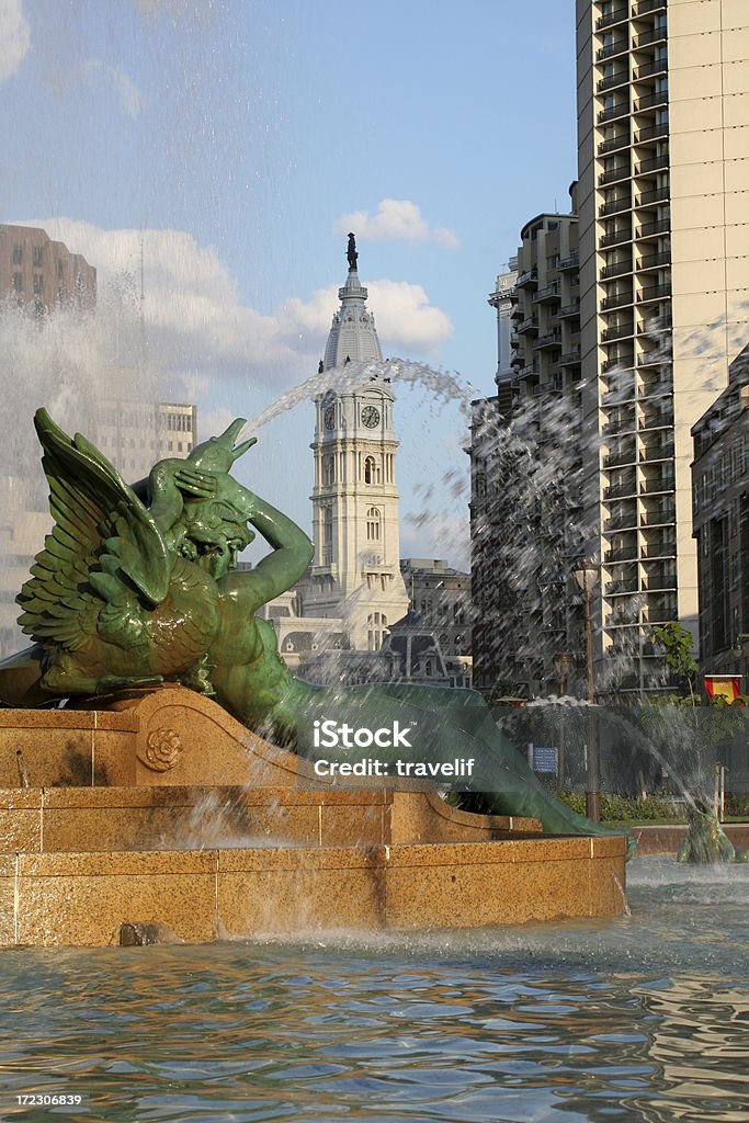 Logan square-Philadelphia City Hall en el fondo - Foto de stock de Escultura libre de derechos