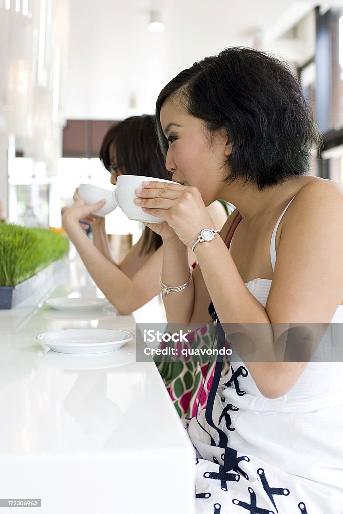 아시아계 10대 걸스 커피를 즐기거나 브룩할로우 카페, 복사 공간이 - 로열티 프리 20-29세 스톡 사진