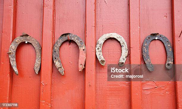 Rusty Atirar Ferraduras Em Uma Porta De Madeira - Fotografias de stock e mais imagens de Acabado - Acabado, Animal, Antigo
