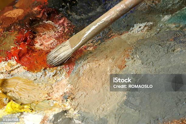 Vermelho Pincel Com Tinta A Óleo Em Uma Paleta De Cores Clássico - Fotografias de stock e mais imagens de Fotografia de Estúdio