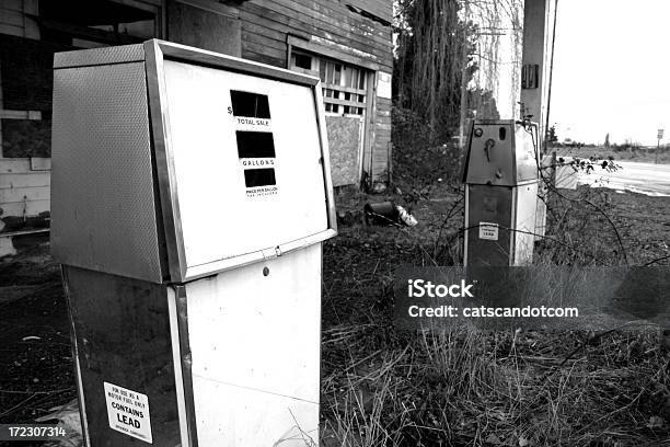 Foto de Com Chumbo Combustível Old Abandonado Posto De Gasolina Na Enumclaw Washington e mais fotos de stock de Abandonado