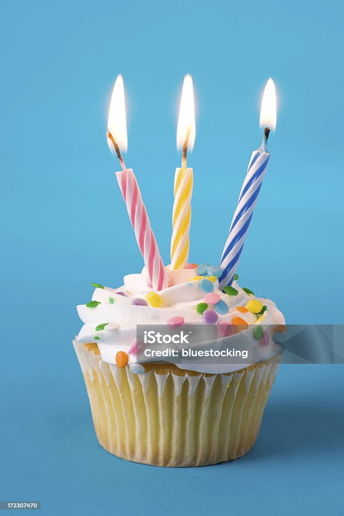 Cupcake de cumpleaños - Foto de stock de Número 3 libre de derechos