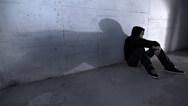 depresión - men mental illness loss despair fotografías e imágenes de stock
