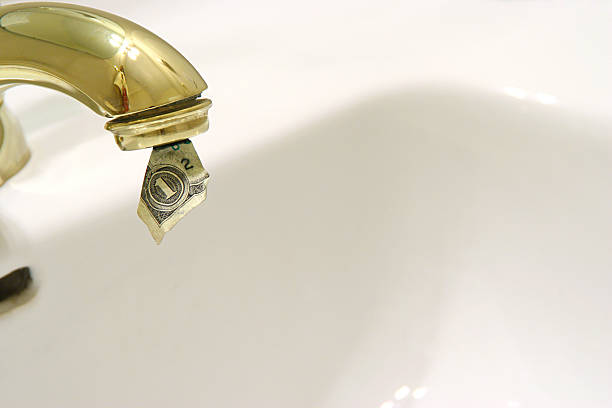 money down the drain-englische redewendung - money down the drain stock-fotos und bilder