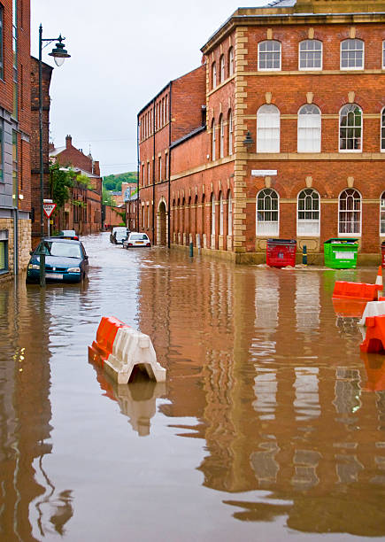 sheffield inundações - raining cats and dogs - fotografias e filmes do acervo