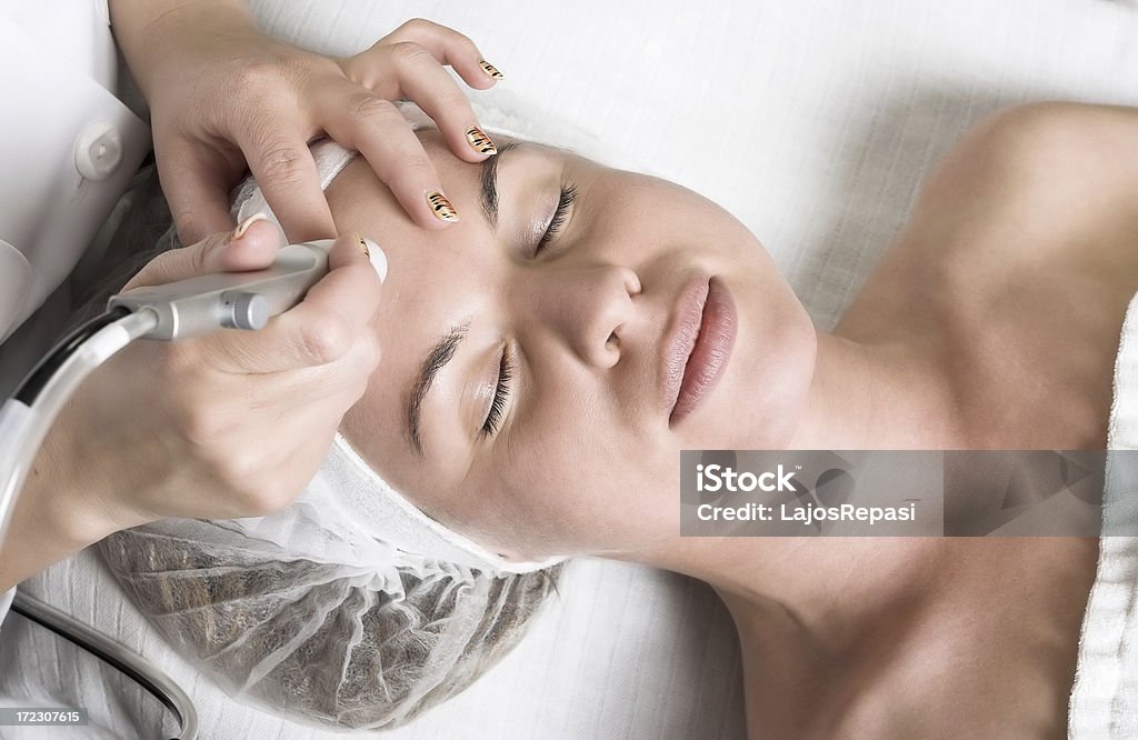 Довольно молодая женщина с расслабляющим освежающий лицо лечения - Стоковые фото Альтернативная терапия роялти-фри