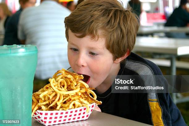 Patatine Fritte - Fotografie stock e altre immagini di Mangiare - Mangiare, Cibo, Parco dei divertimenti ambulante