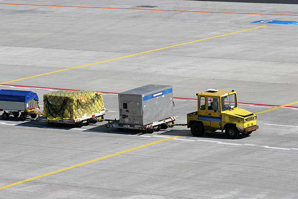 手荷物カートに空港 - luggage cart ストックフォトと画像