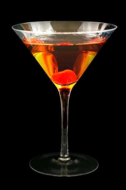 манхэттен - manhattan cocktail cocktail drink cherry стоковые фото и изображения