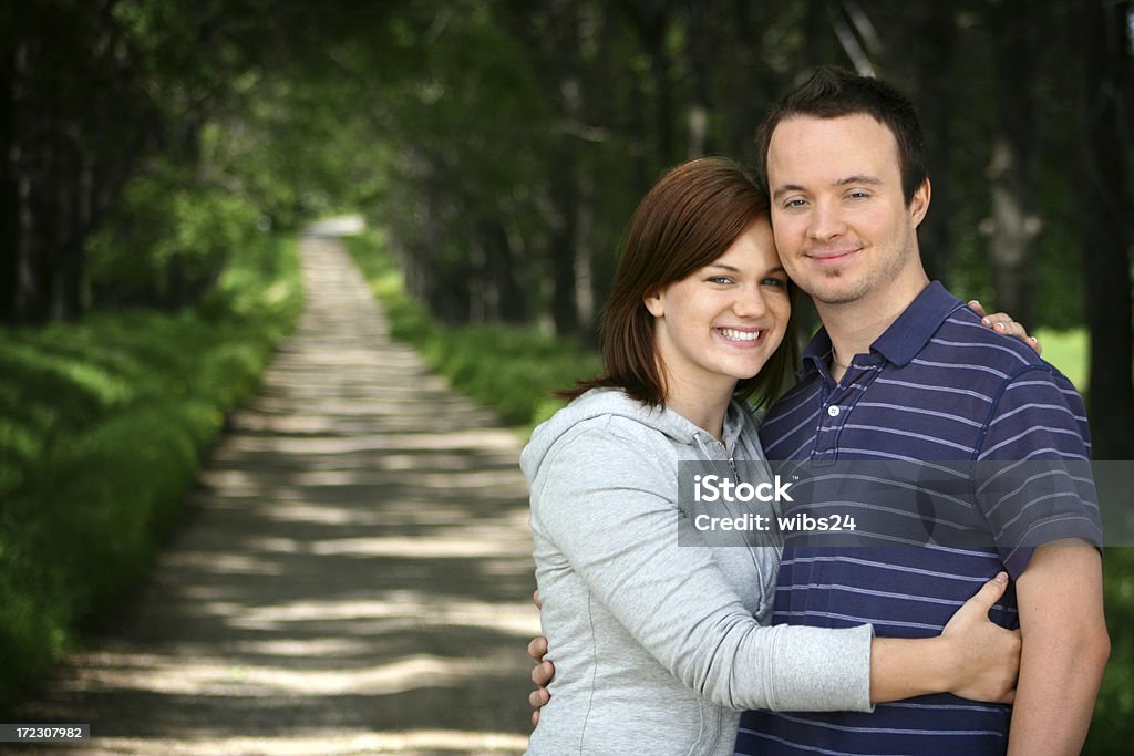 Gli amanti Lane - Foto stock royalty-free di Abbracciare una persona