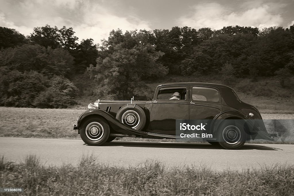 Carro Vintage em um Country Road - Foto de stock de 1930-1939 royalty-free
