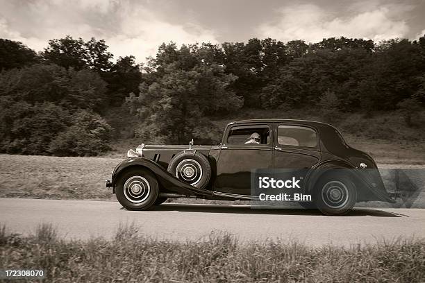 Foto de Carro Vintage Em Um Country Road e mais fotos de stock de 1930-1939 - 1930-1939, Carro, Carro antigo