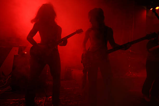 guitarists no palco - guitar electric guitar modern rock metal imagens e fotografias de stock