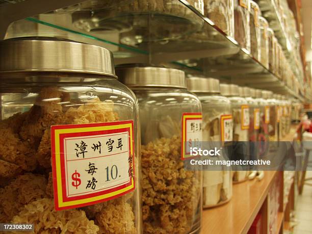 Foto de Potes De Ingredientes Para Medicina Tradicional Chinesa e mais fotos de stock de Bairro chinês