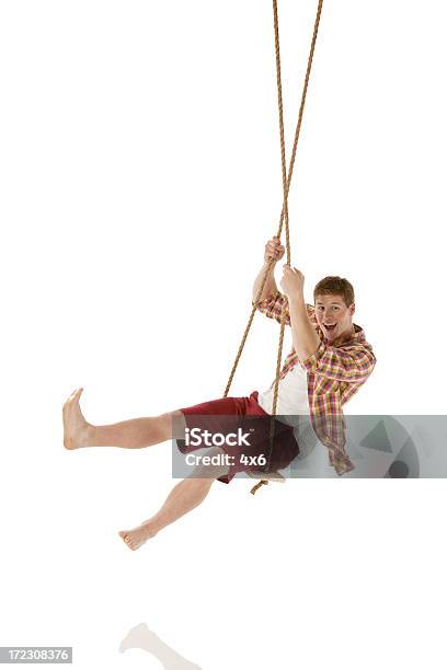 Foto de Feliz Jovem Balançando No Balanço De Corda e mais fotos de stock de 20 Anos - 20 Anos, Adulto, Atividade Recreativa