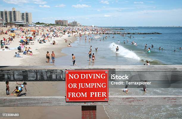 Vietato Tuffarsi Dal Molo - Fotografie stock e altre immagini di Spiaggia - Spiaggia, Folla, New York - Città