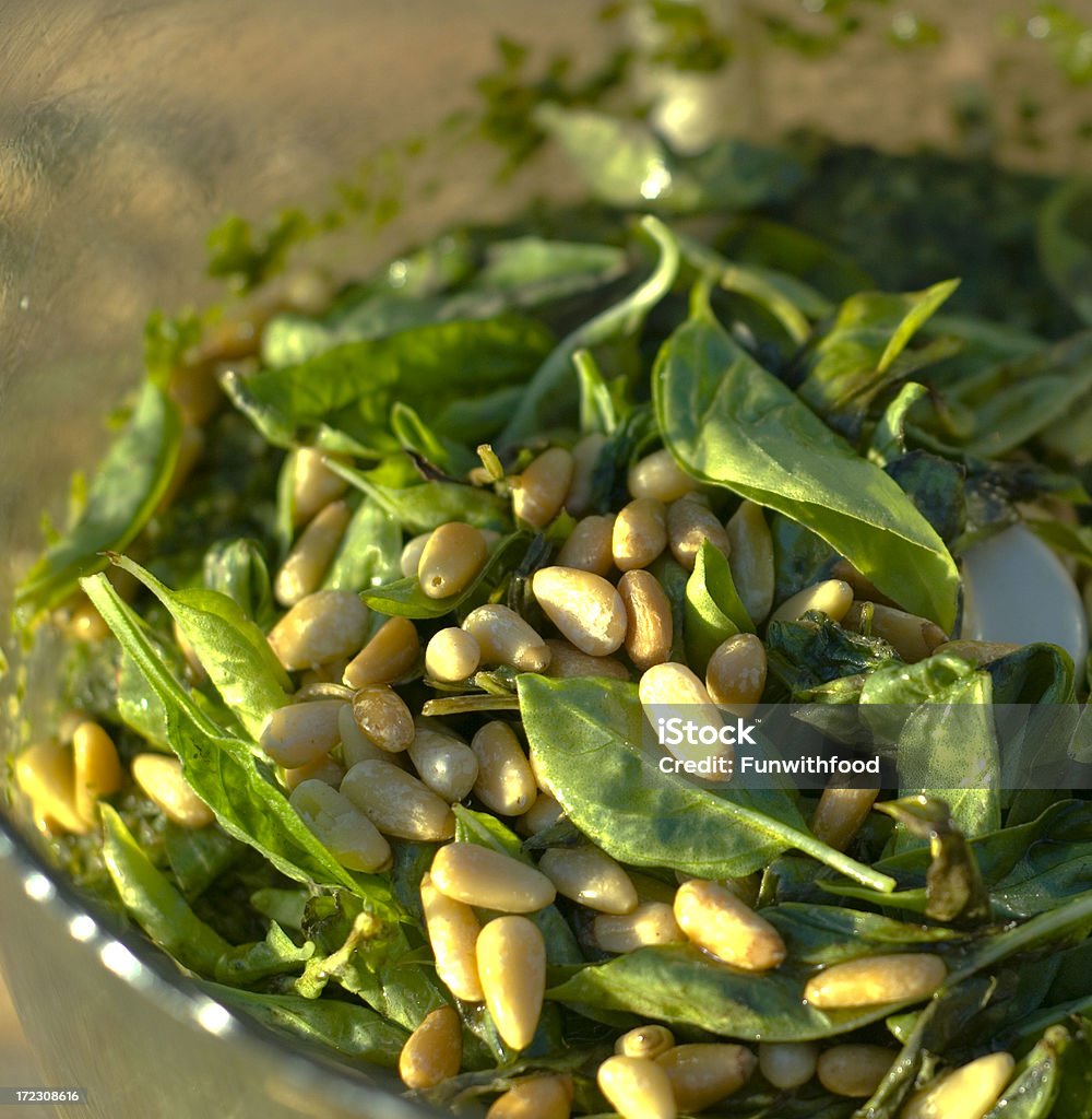 Ingrédients, d'herbes et Sauce au Pesto au basilic, pâtes, fond de la cuisine italienne - Photo de Pistou libre de droits