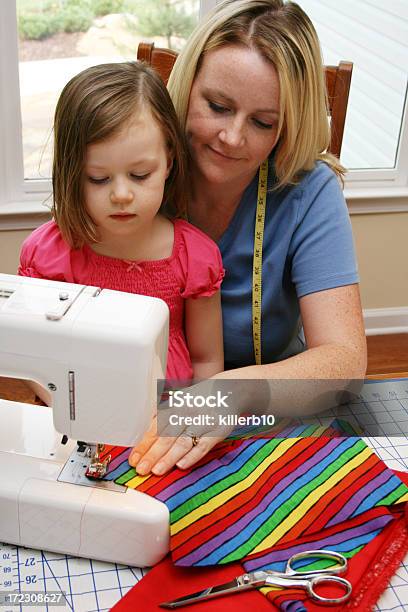 Photo libre de droit de Femme De Couture banque d'images et plus d'images libres de droit de Enfant - Enfant, Machine à coudre, 25-29 ans