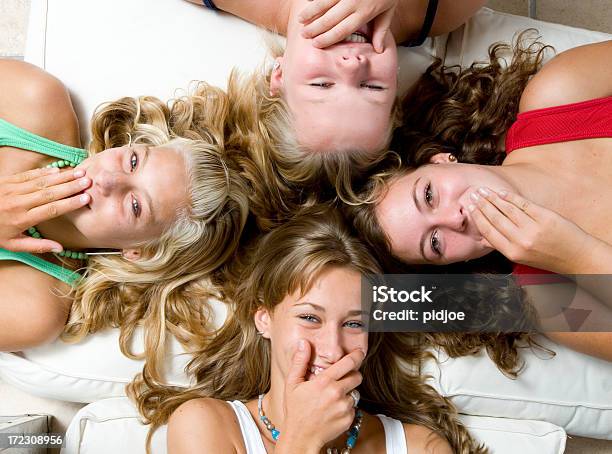 Четыре Девушки Лежа Giggling — стоковые фотографии и другие картинки Лежать - Лежать, 14-15 лет, 16-17 лет