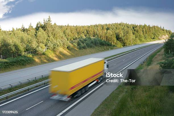 Camião Amarelo De - Fotografias de stock e mais imagens de Abstrato - Abstrato, Autoestrada, Camião