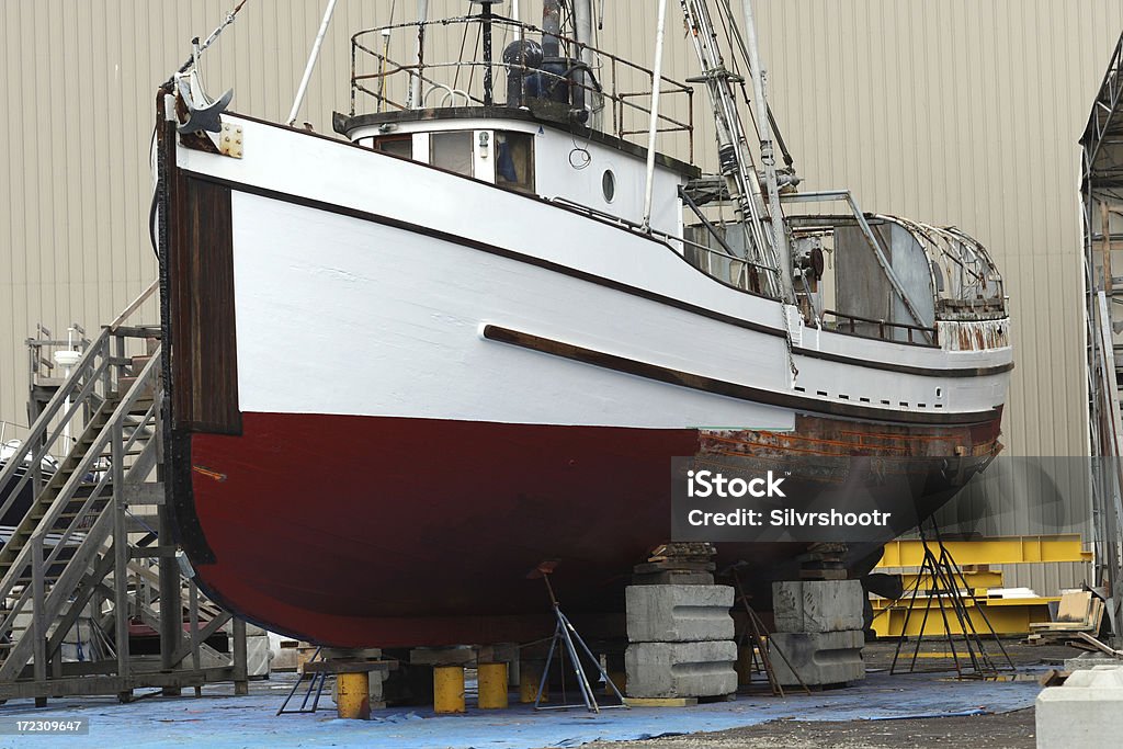 Barco ser reparado - Foto de stock de Dique seco libre de derechos