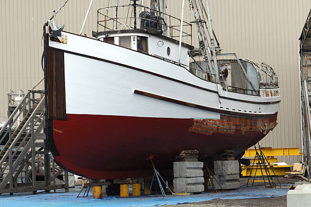 barco ser reparado - industrial ship shipping painting repairing - fotografias e filmes do acervo