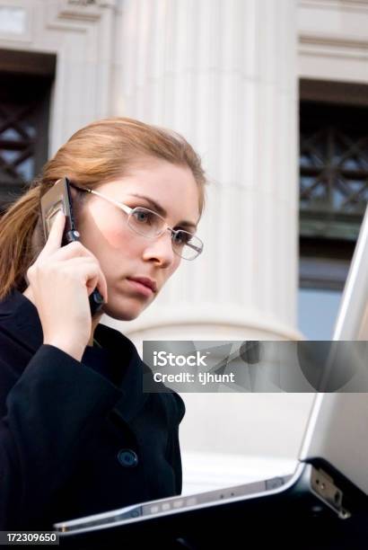 Mujer De Negocios Mediante Columnas Foto de stock y más banco de imágenes de A la moda - A la moda, Adulto, Adulto joven