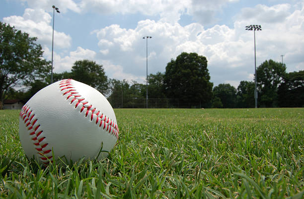 campo da baseball - baseballs baseball grass sky foto e immagini stock