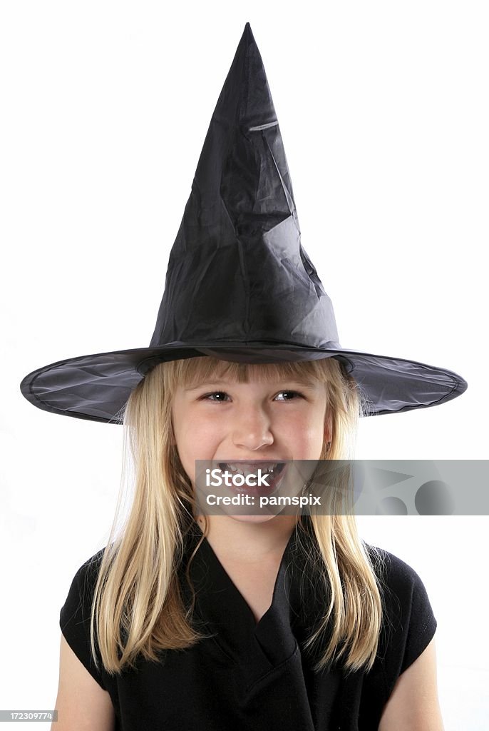 Маленькая девочка в fancy платье wicked ведьма с черной шляпе - Стоковые фото 6-7 лет роялти-фри