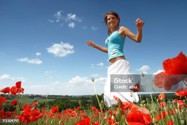 Jumping In Poppies Stockfoto und mehr Bilder von Aktivitäten und Sport - Aktivitäten und Sport, Attraktive Frau, Beweglichkeit