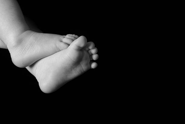 ベビー小さなトウズ - human foot baby black and white newborn ストックフォトと画像