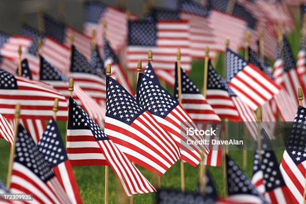Memorial Day Ostrzegawcze - zdjęcia stockowe i więcej obrazów Amerykańska flaga - Amerykańska flaga, Bez ludzi, Cmentarz