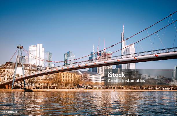 Holbeinsteg In Frankfurt Am Main - Fotografie stock e altre immagini di Acqua fluente - Acqua fluente, Ambientazione esterna, Architettura